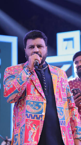 Mayur Buddhdev performing on stage